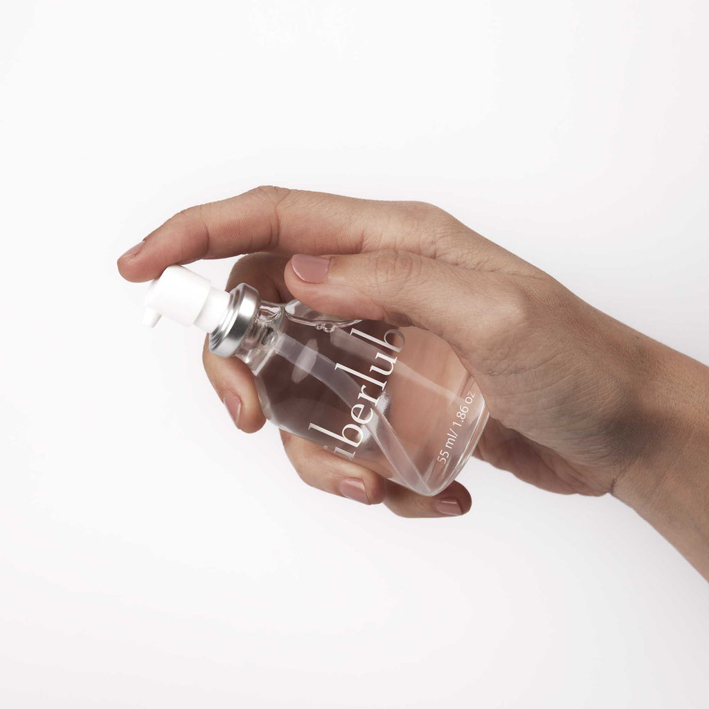 Pressing the pump of the Überlube Signature Bottle